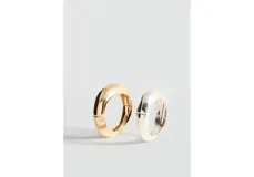 Pulsera rígida de diseño orgánico y acabado brillante, con cierre bisagras.
