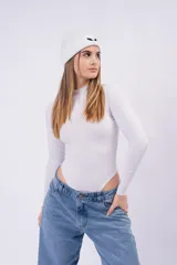 Body de manga larga en color tostado, con diseño ajustado al cuerpo y cuello alto.