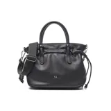 Cartera chica de símil cuero color negro, de diseño estructurado con doble asa de mano y correa de hombro ajustable y desmontable. Cuenta con detalles de cordones fruncidos en los laterales y el logo metálico de la marca en la parte frontal.