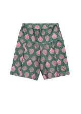 Short biker deportivo verde con estampado de conchas rosadas, cintura alta y bolsillo lateral.