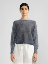 Sweater de tejido de punto con acabado brillante, escote bote y mangas largas. Presenta un diseño holgado con puños ajustados y detalle de tigre bordado en la espalda.