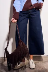 Bandolera marrón de gamuza sintética con flecos largos, cierre superior con cremallera y correa de hombro ajustable.