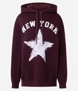 Buzo con capucha y cordones ajustables, de corte holgado y manga larga. Presenta un diseño estampado en el frente con la frase 'New York' y una estrella con efecto desgastado.