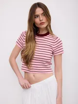Remera corta de punto elástico a rayas horizontales en tonos rosado y bordó, con cuello redondo en contraste y mangas cortas.