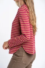 Remera de manga larga con diseño de rayas horizontales en blanco y negro, cuello redondo y corte ajustado al cuerpo.