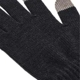 Guantes Under Armour Halftime color negro, de punto, con diseño táctil en las puntas de los dedos índice y pulgar en color gris y parche con logo de la marca en el puño.