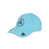 Gorro de béisbol celeste con logo de Mercedes-Benz bordado en el frente y las tres tiras de Adidas en la visera. Número 63 bordado en la visera delantera, correspondiente al piloto George Russell.
