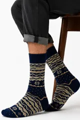 Media de caña alta con diseño de tejido jacquard con motivos invernales y geométricos en tonos azul y beige.