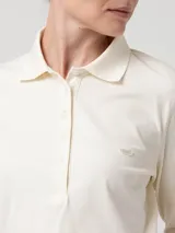 Chomba de manga larga color beige, confeccionada en piqué de algodón pima. Presenta cuello camisero clásico, tapeta con botones tono a tono y pequeño parche bordado en el pecho.