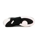 Championes de fútbol sala Lotto modelo Napoles ID, color negro con detalles en blanco. Presentan un diseño clásico con costuras reforzadas en la puntera para mayor durabilidad y suela de goma antideslizante diseñada para superficies de interior.