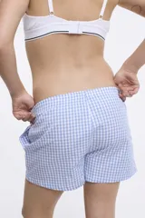 Short de tela a cuadros celeste y blanco con cintura elástica y bolsillos laterales.