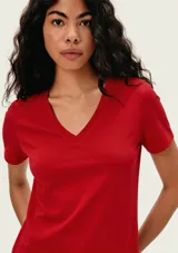 Remera verde militar de manga corta, con escote en V y diseño clásico ajustado al cuerpo.