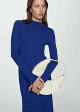 Vestido midi de punto fino en color azul eléctrico, con cuello perkins y manga larga. Presenta un diseño entallado que se ajusta a la silueta.