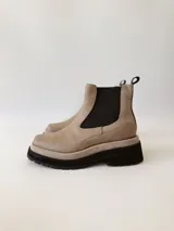 Botas Chelsea color visón de cuero con elástico lateral negro, suela track y tirador trasero.