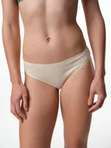 Bombacha tipo bikini de algodón canalé, con tiro medio y diseño minimalista.