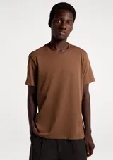 Remera básica celeste de corte regular, con cuello redondo y mangas cortas.