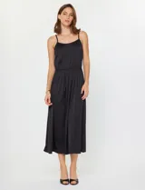 Conjunto de dos piezas compuesto por un vestido midi de satén con breteles finos y un buzo de punto acanalado con mangas largas abullonadas de textura semitransparente.