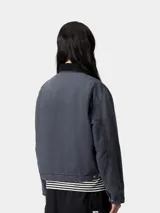 Chaqueta Carhartt modelo Detroit, de corte recto y estilo utilitario. Confeccionada en lona de algodón resistente, presenta cuello de pana en contraste, cierre frontal con cremallera, bolsillo en el pecho con cierre y parche de la marca, y bolsillos laterales. Diseño de inspiración workwear.
