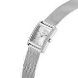 Reloj analógico Guess modelo Bonnet con caja rectangular de acero inoxidable plateado y esfera blanca con números romanos. Presenta un diseño con cristales engastados en los laterales de la caja y malla de acero tipo milanesa.