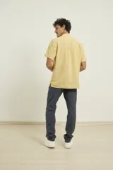 Camisa de manga corta con cuello mao y cierre frontal parcial con botones de coco. Confeccionada en una mezcla de lino y algodón.