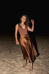 Body de lycra color marrón oscuro, con escote en V profundo y espalda abierta.