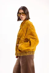 Campera de pana color marrón chocolate, con cierre frontal, cuello clásico, bolsillos delanteros con solapa y cintura elástica.