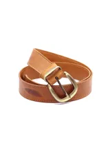 Cinto de cuero color marrón claro con hebilla metálica color bronce.