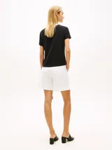 Remera Tommy Hilfiger de corte regular, color negro, con escote en V y mangas cortas. Confeccionada en mezcla de lino y algodón, presenta un diseño clásico y versátil con logo bordado en la manga.