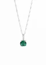 Collar con cadena de plata 925, con dije colgante que presenta una piedra central redonda de color verde esmeralda engastada en cuatro garras, flanqueada por circonias cúbicas incrustadas en la barra superior.