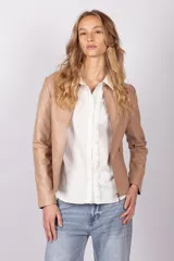 Campera de ecocuero color beige, con cierre frontal y bolsillos laterales con cierre.