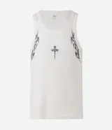 Musculosa de algodón color blanco crudo, de corte ajustado y diseño acanalado. Cuenta con cuello redondo, estampa frontal de cruz y detalles tribales negros en los laterales.