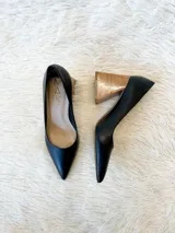 Zapato de tacón color verde agua, con punta fina y taco cuadrado forrado en cuero tipo madera.