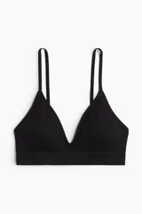 Soutien de punto con diseño seamless, copas forradas con relleno extraíble, escote en V profundo y breteles ajustables. No posee aros ni cierres.
