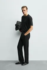 Camiseta de corte cropped fit confeccionada en algodón con acabado mercerizado que aporta suavidad y brillo. Presenta cuello redondo y mangas cortas.