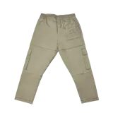 Pantalón cargo color beige con costuras a la vista, corte recto, bolsillos laterales y traseros con bordado en uno de ellos.