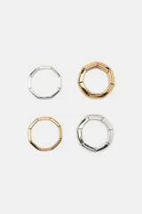Pack de cuatro pulseras elásticas formadas por cuentas metálicas cilíndricas en tonos dorado y plateado.