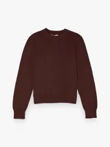 Sweater de punto color marrón, de corte básico con cuello redondo, manga larga y detalles de rib elástico en puños y cintura.