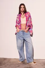 Kimono oversize de viscosa con estampado abstracto en tonos fucsia, beige, celeste y naranja.