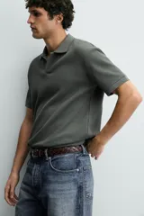 Polo regular fit color verde militar con textura acanalada vertical, cuello solapa con abertura frontal, manga corta y acabados en rib.