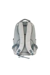Mochila Santa Barbara Alpine de color gris, con compartimento principal y bolsillo frontal con cierre, además de bolsillos laterales. Cuenta con un asa superior acolchada y el logo de la marca estampado en el frente.