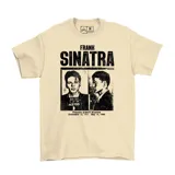 Remera de algodón color beige con estampa gráfica frontal en color negro que muestra una foto tipo ficha policial de Frank Sinatra con su nombre y fechas de nacimiento y fallecimiento.