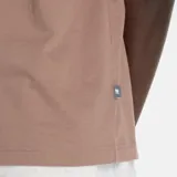 Remera de algodón color marrón topo con estampa frontal de un astronauta corriendo junto a un perro.