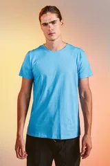 Remera de algodón pima premium, color celeste, con cuello redondo rib al tono y corte regular.