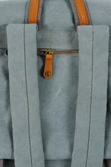 Mochila de lona estilo vintage con solapa frontal, bolsillos laterales y correas ajustables. Presenta detalles en cuero sintético y un parche decorativo en la parte superior.