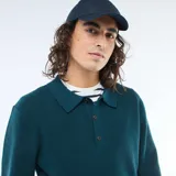 Sweater de punto gofrado en color azul petróleo, con cuello tipo polo y cierre frontal de tres botones. Presenta mangas largas con puños acanalados y un diseño de calce estándar.