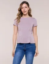 Remera básica de manga corta y cuello redondo, color beige, con detalle de alforzas verticales en el frente que aportan estructura.