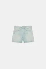 Bermuda de tiro medio confeccionada en denim de color negro gastado, con diseño de cinco bolsillos, trabillas para cinturón y cierre frontal con cremallera y botón metálico.