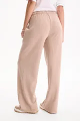 Pantalón deportivo estilo wide leg sin friza, con cintura elastizada y cordón ajustable.