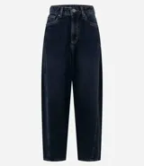 Pantalón de jean modelo new carrot, color azul oscuro, con tiro alto, cintura con pasantes, cierre frontal con botón y cremallera, bolsillos laterales y traseros, y detalles de tachas metálicas en forma de corazón.
