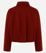 Campera corta estilo baloné en algodón con felpa de color bordó, con cuello camisero, cierre frontal de cremallera metálica y mangas largas.